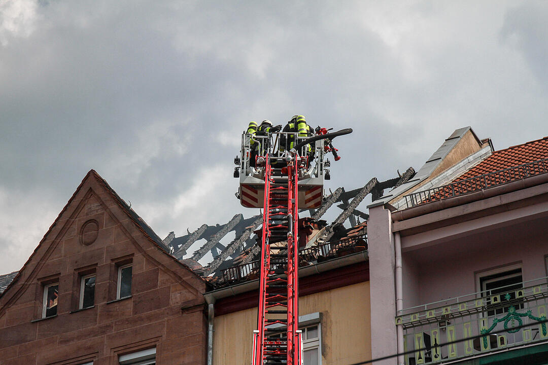 Dachstuhl eines Mehrfamilienhauses fängt Feuer