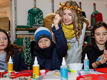 Im Modehaus Schick  gestalteten Kinder weihnachtlich verzierte Einkauftaschen. Engel   Lena Hofmann half dabei.  Foto: Matthias Hoch