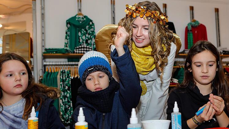 Im Modehaus Schick  gestalteten Kinder weihnachtlich verzierte Einkauftaschen. Engel   Lena Hofmann half dabei.  Foto: Matthias Hoch