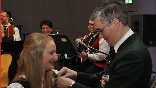 Katharina Hildner ist als Musikerin 15 Jahre aktiv dabei. Dafür zeichnet sie der Vorsitzende des Oerlenbacher Musikvereins, Hubert Kuhn,  aus. Foto: Peter Klopf