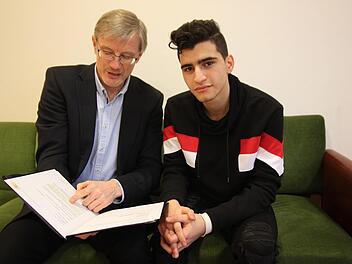 Hossein wird Deutschland wohl bald verlassen müssen. Unser Bild zeigt ihn zusammen mit Pfarrer Jürgen Singer, der sich vehement für ein Bleiberecht des 21-Jährigen eingesetzt hat. Foto: Archiv/Alexander Hartmann