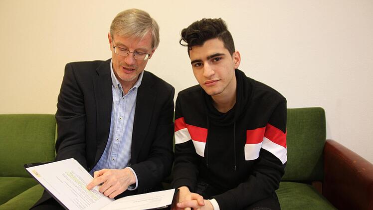 Hossein wird Deutschland wohl bald verlassen müssen. Unser Bild zeigt ihn zusammen mit Pfarrer Jürgen Singer, der sich vehement für ein Bleiberecht des 21-Jährigen eingesetzt hat. Foto: Archiv/Alexander Hartmann