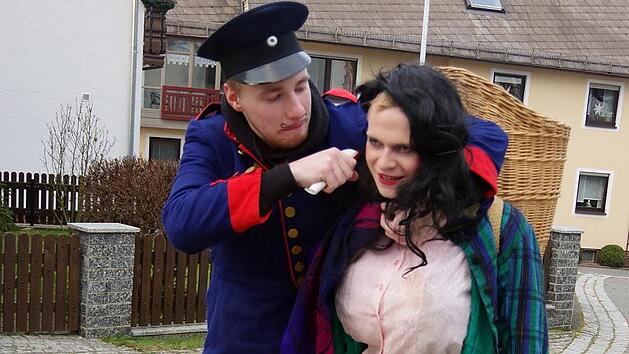 Gendarma Max packt Bettelfraala Noah am Schlafittchen. Foto: Heike Sch&uuml;lein