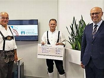 Dirigent Klaus Schnappauf (linksI und Vorsitzender Daniel Grüdl freuen sich über die Spende der VR Bank Oberfranken Mitte, die ihnen vom Steinbacher Geschäftsstellenleiter Frank Wicklein übergeben wurde.  Foto: privat