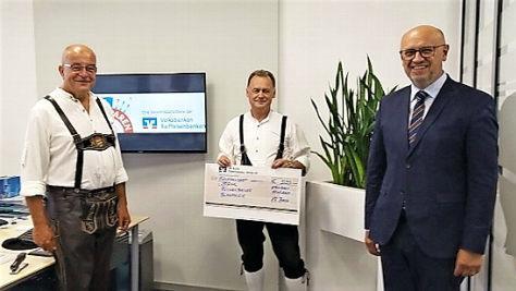 Dirigent Klaus Schnappauf (linksI und Vorsitzender Daniel Grüdl freuen sich über die Spende der VR Bank Oberfranken Mitte, die ihnen vom Steinbacher Geschäftsstellenleiter Frank Wicklein übergeben wurde.  Foto: privat