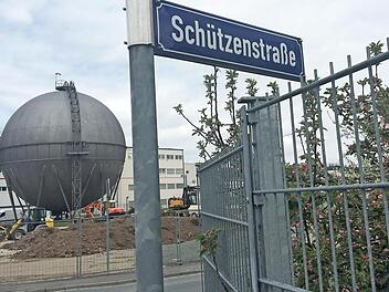 Die Firma Dörnhöfer wehrt sich dagegen, dass die Schützenstraße Sackgasse wird, und klagt vor dem Verwaltungsgericht. Deshalb fand gestern ein Ortstermin des Gerichts mit Vertretern des Klägers, der Stadt und der Firma Raps statt.