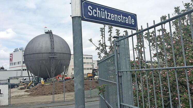 Die Firma Dörnhöfer wehrt sich dagegen, dass die Schützenstraße Sackgasse wird, und klagt vor dem Verwaltungsgericht. Deshalb fand gestern ein Ortstermin des Gerichts mit Vertretern des Klägers, der Stadt und der Firma Raps statt.
