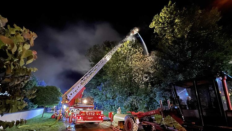 Bauernhof in Flammen: Wohngebäude und Scheune brennen lichterloh