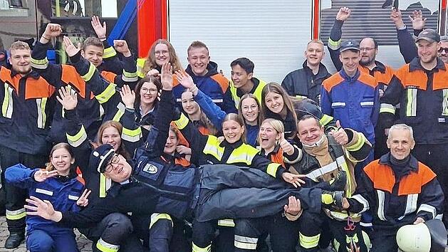 Die Feuerwehrleute aus dem Kreis Lichtenfels nach der Abschlusspr&uuml;fung des Lehrgangs in Burgkunstadt mit Kreisbrandmeister Aaron Och (liegend).