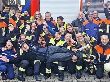 Die Feuerwehrleute aus dem Kreis Lichtenfels nach der Abschlussprüfung des Lehrgangs in Burgkunstadt mit Kreisbrandmeister Aaron Och (liegend).
