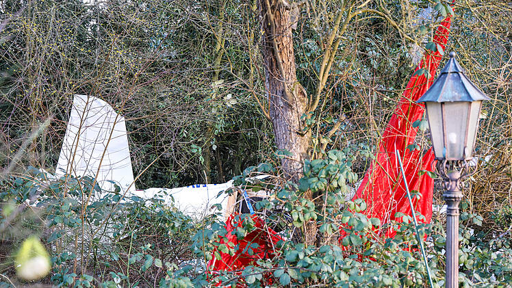 In Würzburg gestartet: Kleinflugzeug stürzt in Garten in Sauerland - Pilot tot