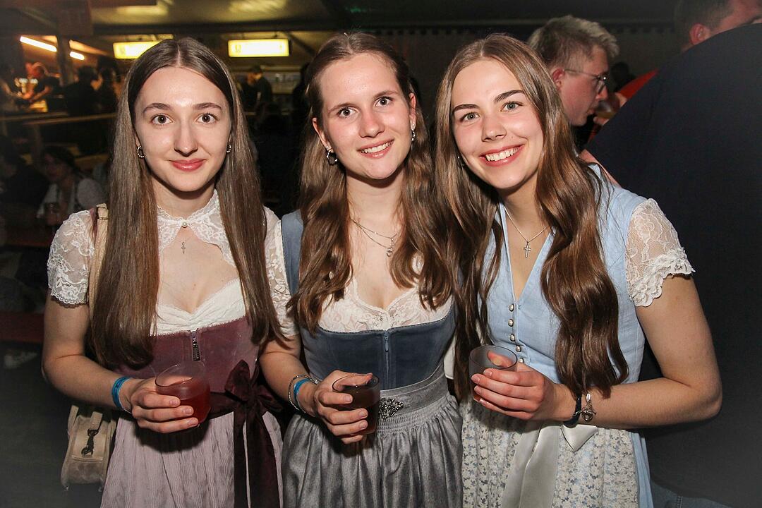 Dirndl vs. Lederhosen