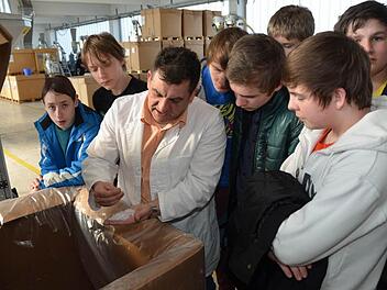 Aus diesem Granulat entstehen Kunststoffverpackungen in formschönen Designs erklärt Domenico Artefice den neugierigen Achtklässlern aus der Hauptschule Pressig.