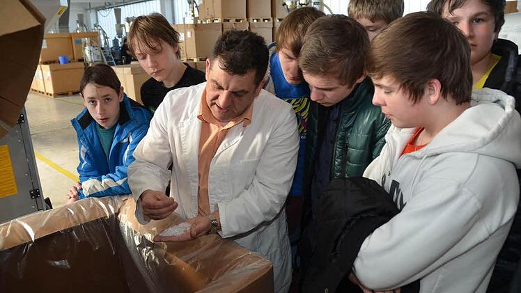 Aus diesem Granulat entstehen Kunststoffverpackungen in formschönen Designs erklärt Domenico Artefice den neugierigen Achtklässlern aus der Hauptschule Pressig.