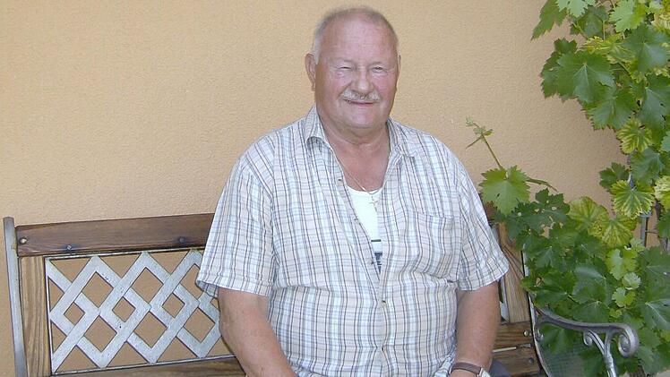 Wolfgang Pohl sieht keinen Anlass, warum er seinen Urlaub im Ausland verbringen sollte. Lieber entspannt der Gräfenberger im eigenen Garten.  Fotos: Malbrich