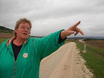 Ute Michel aus Weißenbrunn zeigt, wo die umstrittene Stromtrasse gebaut werden soll. Foto: Rainer Lutz