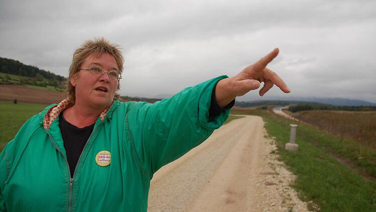 Ute Michel aus Weißenbrunn zeigt, wo die umstrittene Stromtrasse gebaut werden soll. Foto: Rainer Lutz