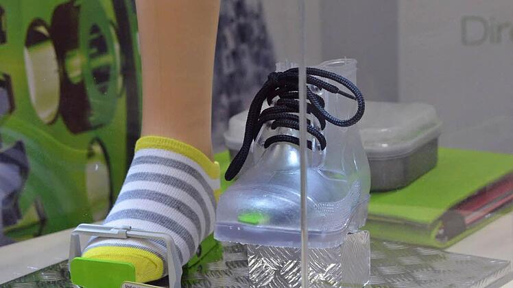 Das Fuß- und Schuhmessgerät von Nicole Oberhofer auf der Erfindermesse Foto: Nikolas Pelke