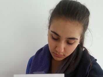 Laura Peluso sucht mit einem Plakat nach ihrem vermissten Hund. Foto: Malbrich