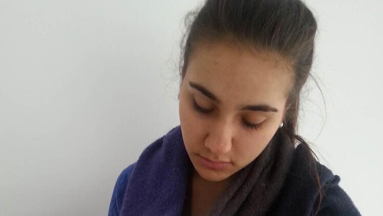 Laura Peluso sucht mit einem Plakat nach ihrem vermissten Hund. Foto: Malbrich