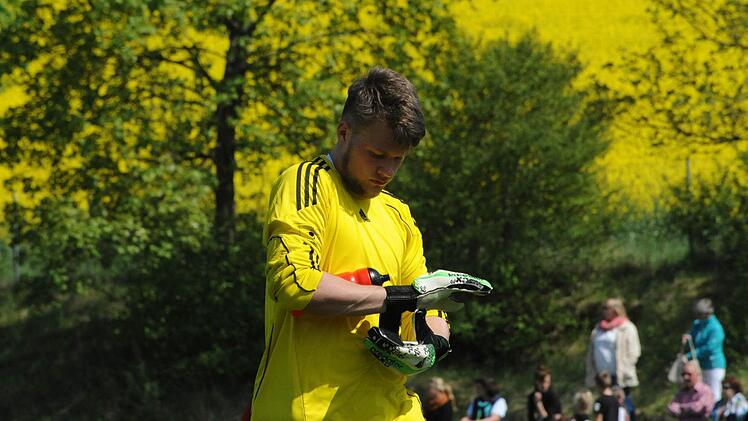 Passendes Outfit zum Rapsfeld im Hintergrund: Reiterswiesens Keeper Tobias Windberg. Foto: Hopf