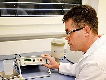 Radiocaesiummessung durch Fachtierarzt Gerhard Losenbeck beim Institut Laboklin in Bad Kissingen. Im Landkreis gibt es eine hohe Dichte an Unternehmen in der Labor- und Medizintechnik.  Foto: Rauch