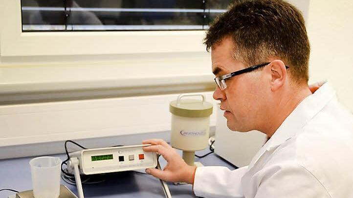 Radiocaesiummessung durch Fachtierarzt Gerhard Losenbeck beim Institut Laboklin in Bad Kissingen. Im Landkreis gibt es eine hohe Dichte an Unternehmen in der Labor- und Medizintechnik.  Foto: Rauch
