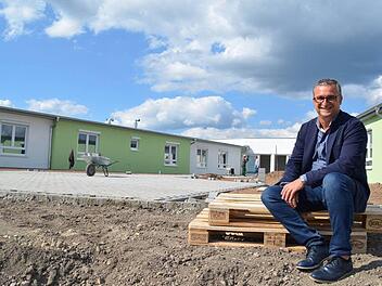 Frank Stanger ist entspannt: Bis zum Monatsende werden die Bauarbeiten für das neue Pflegewohnheim an der Strengen Tür abgeschlossen sein. Es war nicht das erste Projekt dieser Größenordnung, weder für den Vertriebsleiter, noch für die Wolf-Haus GmbH. Foto: Kathrin Kupka-Hahn