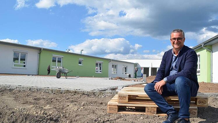 Frank Stanger ist entspannt: Bis zum Monatsende werden die Bauarbeiten für das neue Pflegewohnheim an der Strengen Tür abgeschlossen sein. Es war nicht das erste Projekt dieser Größenordnung, weder für den Vertriebsleiter, noch für die Wolf-Haus GmbH. Foto: Kathrin Kupka-Hahn