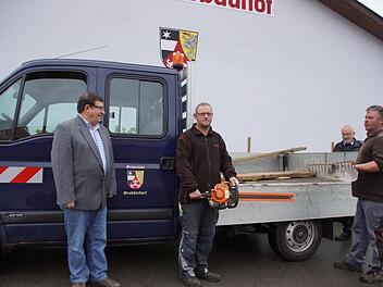 Manfred Reinhard (2. von links) an seiner Arbeitsstelle auf dem Bauhof in Großbardorf gemeinsam mit Wolfgang Harth (rechts), Bürgermeister Josef Demar (links) und Michael Böckler (hinten rechts). Foto: Anton Then