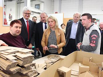 Die Behinderten-Beauftragte der Bundesregierung, Verena Bentele, bei ihrem Rundgang durch die WfbM Schmeilsdorf. Mit dabei Fritz Glock, der Regionalleiter der Rummelsberger Diakonie und zugleich Einrichtungsleiter (Zweiter von links), SPD-Bürgermeister-Kandidat Jürgen Karg (rechts daneben), SPD-Ortsvereinsvorsitzender Klaus Marx (Zweiter von rechts) sowie Werkstatt- und Bewohnerrat Daniel Groh. Foto: Jürgen Gärtner