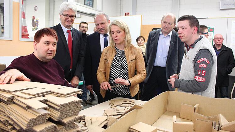 Die Behinderten-Beauftragte der Bundesregierung, Verena Bentele, bei ihrem Rundgang durch die WfbM Schmeilsdorf. Mit dabei Fritz Glock, der Regionalleiter der Rummelsberger Diakonie und zugleich Einrichtungsleiter (Zweiter von links), SPD-Bürgermeister-Kandidat Jürgen Karg (rechts daneben), SPD-Ortsvereinsvorsitzender Klaus Marx (Zweiter von rechts) sowie Werkstatt- und Bewohnerrat Daniel Groh. Foto: Jürgen Gärtner