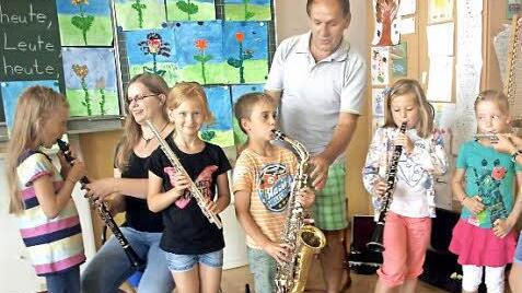 Auf unserem Foto zeigen Musikpädagogin Isabell Schmitt (links), wie eine Klarinette, Richard Dees wie ein Saxofon gespielt wird. Foto: Geiger