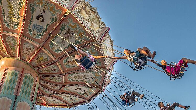 Mit einer gemütlichen Atmosphäre, kulinarischen Angeboten und einem vielseitigen Musikprogramm begeistert das Hofer Volksfest jedes Jahr tausende Besucher. Foto: Jochen Bake