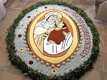 Das Medaillon haben vier Elsendorferinnen aus natürlichen Materialien gelegt. Foto: Evi Seeger