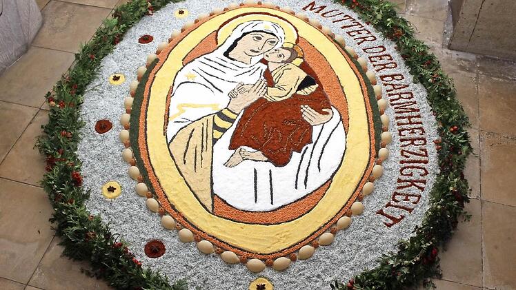 Das Medaillon haben vier Elsendorferinnen aus natürlichen Materialien gelegt. Foto: Evi Seeger