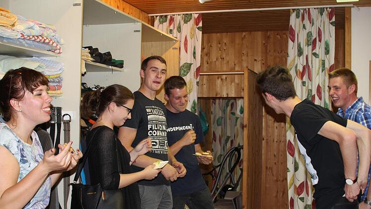 Es ist geschafft: Die Kleiderkammer ist eingeräumt. Von links: Susanne Kretter, Milena Dillinger, Johannes Walter, Nicholas Baum, Lukas Schnapp und   Markus Hölzel.