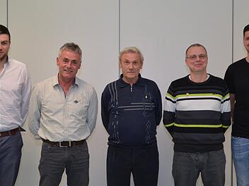 Ehrungen gab es bei der DJK Windheim: Cedric Seeliger (links) und Christian Nöth (rechts), zwei der drei Vorsitzenden der DJK Windheim, gratulieren Harald Geheeb (2. von links), Leo Hillenbrand (Mitte) und Gunter Beck (2. von rechts) für ihre langjährige Mitgliedschaft in der DJK. Auf dem Bild fehlt der erkrankte Sebastian Beck. Foto: Björn Hein