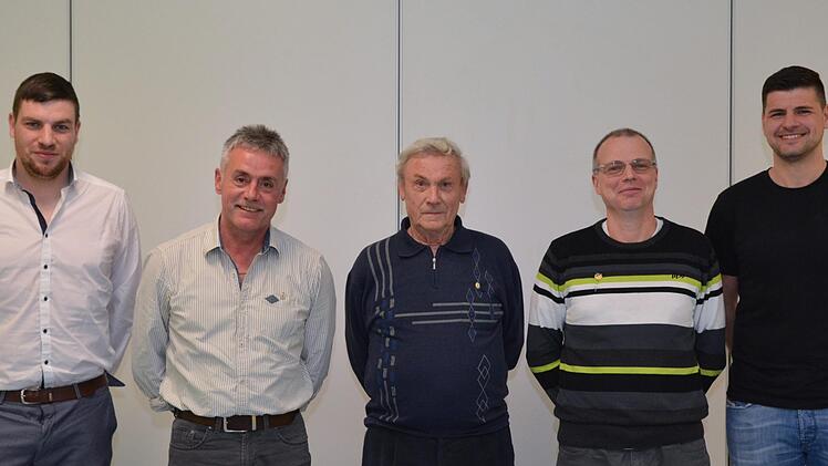 Ehrungen gab es bei der DJK Windheim: Cedric Seeliger (links) und Christian Nöth (rechts), zwei der drei Vorsitzenden der DJK Windheim, gratulieren Harald Geheeb (2. von links), Leo Hillenbrand (Mitte) und Gunter Beck (2. von rechts) für ihre langjährige Mitgliedschaft in der DJK. Auf dem Bild fehlt der erkrankte Sebastian Beck. Foto: Björn Hein