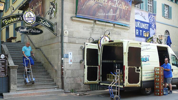 Alkoholfreie Getränke und Schnaps bekommt der Birkner's Keller aus Forchheim geliefert. Dafür müssen während der Bergzeit alle anderen Kunden schon mal mit Verzögerungen rechnen.