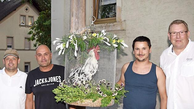 Ralf Kraus (2. v. l.) wurde der Kirchweihgockel von Stefan Hetz, Florian Hoffmann und Hans-Werner Jetschina (v. l.) überreicht.  Foto: Dieter Radziej