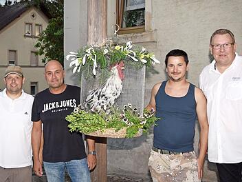 Ralf Kraus (2. v. l.) wurde der Kirchweihgockel von Stefan Hetz, Florian Hoffmann und Hans-Werner Jetschina (v. l.) überreicht.  Foto: Dieter Radziej