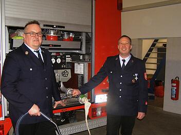 Gerhard Helfrich (rechts)  stellte der  Feuerwehr ein von ihm optimiertes Gerät zur leichteren Reinigung von Hydranten und Straßeneinläufen vor. Kommandant Andreas Seidenthal zeigt sich begeistert. Foto: Wolfgang Saam