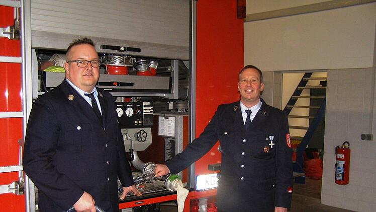Gerhard Helfrich (rechts)  stellte der  Feuerwehr ein von ihm optimiertes Gerät zur leichteren Reinigung von Hydranten und Straßeneinläufen vor. Kommandant Andreas Seidenthal zeigt sich begeistert. Foto: Wolfgang Saam