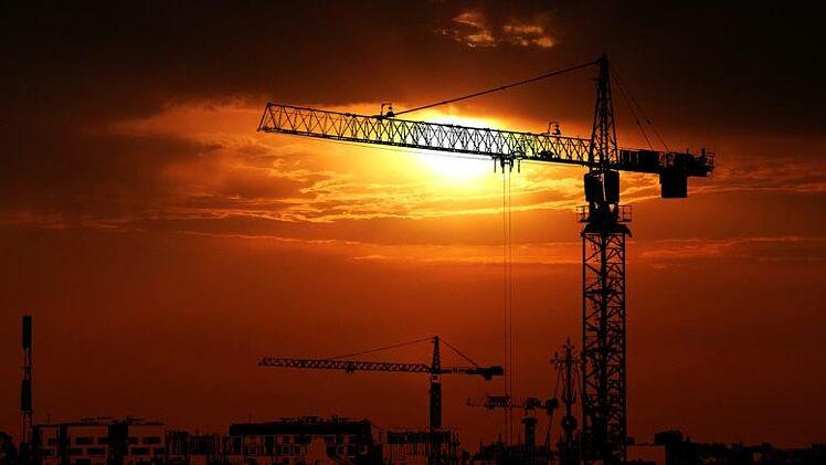 Die Polizei holte am Freitagmorgen in Bayreuth ein P&auml;rchen von einem Kran. Die beiden hatten romantische Zweisamkeit erleben wollen. Symbolfoto: rauschenberger/Pixabay.com