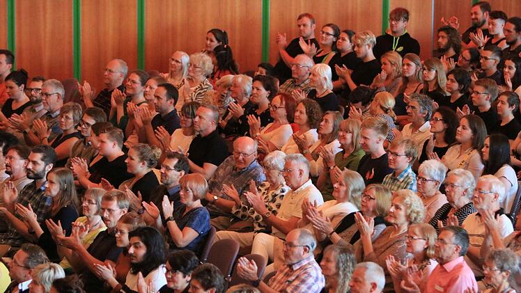 Toller Auftritt: Reichlich Applaus gab es beim Jubiläumskonzert zum fänfjährigen Bestehen der Coburger Hochschul-Bigband im Kongresshaus.Foto: Jochen Berger