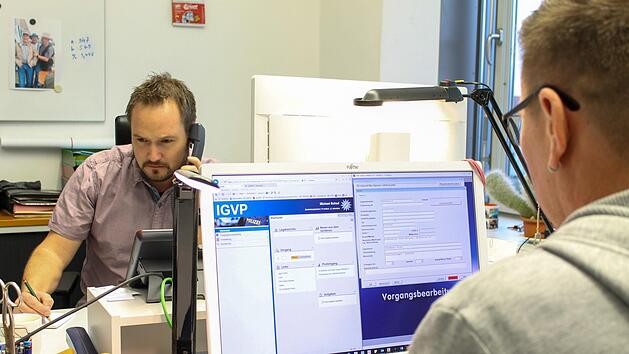 Wieder ein betrogener B&uuml;rger am Apparat: Jan Stoll (li.) und Michael Schad sind bei der Ha&szlig;furter Polizei f&uuml;r alle F&auml;lle von Internetkriminalit&auml;t und Betrug zust&auml;ndig.  Foto: Teresa Hirschberg