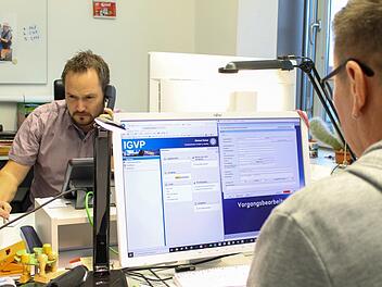 Wieder ein betrogener Bürger am Apparat: Jan Stoll (li.) und Michael Schad sind bei der Haßfurter Polizei für alle Fälle von Internetkriminalität und Betrug zuständig.  Foto: Teresa Hirschberg