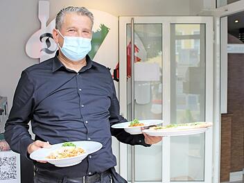 Restaurantbetreiber Ruhit Mahmudi bewirtet am Freitag, 13. August, das Feierabendkonzert am Marktplatz in Bad Brückenau. Diese Woche findet es in der Altstadt statt.