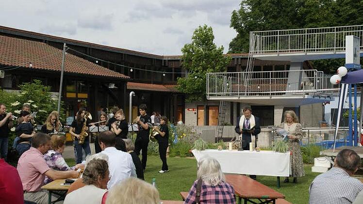Ein Gottesdienst unter freiem Himmel gab dem 65. Jubiläumsfest im Eltmanner Schwimmbad eine gute Basis.